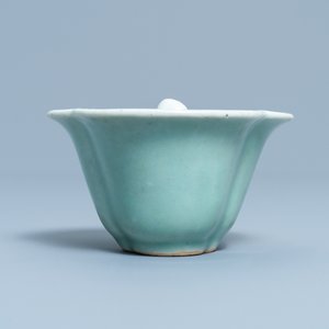A Chinese blue, white and celadon-glazed 'Lu Hong Jian' puzzle or trick cup, Qianlong — 照片 4