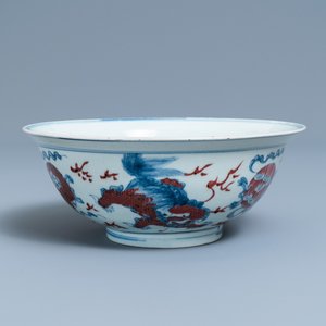 A Chinese blue, white and copper red bowl with Buddhist lions, Qianlong mark, 19th C. — 照片 1