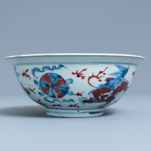 A Chinese blue, white and copper red bowl with Buddhist lions, Qianlong mark, 19th C. — 照片 4