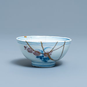 A Chinese blue, white and copper red bowl with kintsugi repair, Chenghua mark, Kangxi — 照片 1
