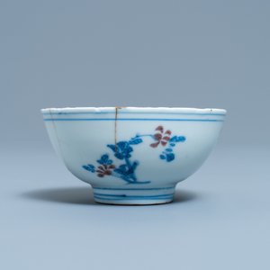 A Chinese blue, white and copper red bowl with kintsugi repair, Chenghua mark, Kangxi — 照片 5