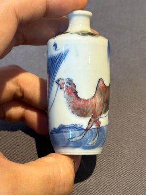 A Chinese blue, white and copper-red 'camel' snuff bottle, dragon mark, 19th C. — photo 1