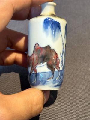 A Chinese blue, white and copper-red 'camel' snuff bottle, dragon mark, 19th C. — photo 2