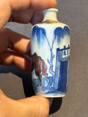 A Chinese blue, white and copper-red 'camel' snuff bottle, dragon mark, 19th C. — photo 3