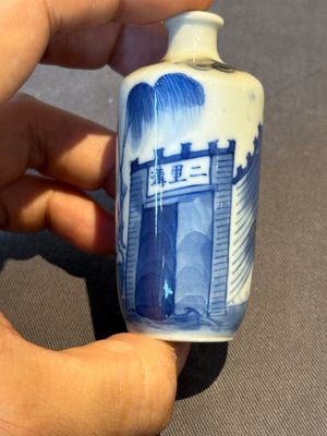 A Chinese blue, white and copper-red 'camel' snuff bottle, dragon mark, 19th C. — photo 4