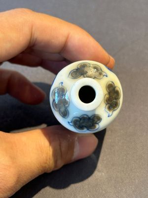 A Chinese blue, white and copper-red 'camel' snuff bottle, dragon mark, 19th C. — photo 6