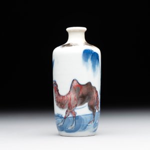 A Chinese blue, white and copper-red 'camel' snuff bottle, dragon mark, 19th C. — photo 2