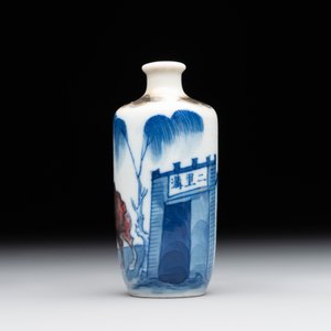 A Chinese blue, white and copper-red 'camel' snuff bottle, dragon mark, 19th C. — photo 3