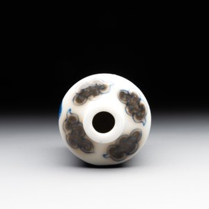A Chinese blue, white and copper-red 'camel' snuff bottle, dragon mark, 19th C. — photo 5