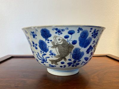 A Chinese blue, white and copper-red 'carps' bowl, Kangxi — 照片 2
