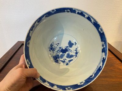 A Chinese blue, white and copper-red 'carps' bowl, Kangxi — 照片 5