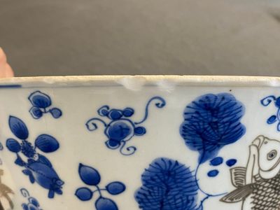 A Chinese blue, white and copper-red 'carps' bowl, Kangxi — 照片 8
