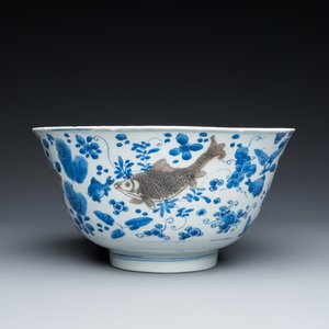 A Chinese blue, white and copper-red 'carps' bowl, Kangxi — 照片 5