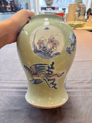A Chinese blue, white and copper-red celadon-ground 'dragon and phoenix' vase, Kangxi — foto 1