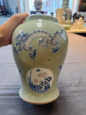 A Chinese blue, white and copper-red celadon-ground 'dragon and phoenix' vase, Kangxi — foto 2
