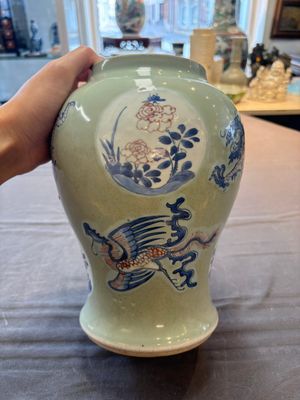 A Chinese blue, white and copper-red celadon-ground 'dragon and phoenix' vase, Kangxi — foto 3