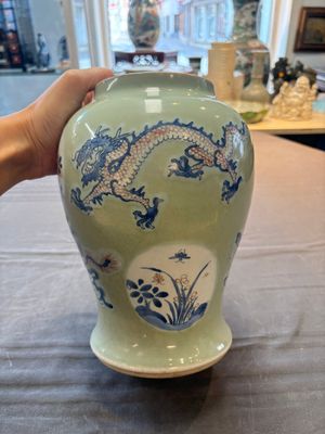 A Chinese blue, white and copper-red celadon-ground 'dragon and phoenix' vase, Kangxi — foto 4