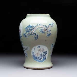 A Chinese blue, white and copper-red celadon-ground 'dragon and phoenix' vase, Kangxi — foto 1