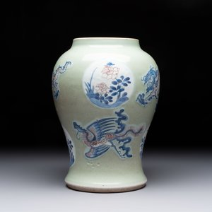 A Chinese blue, white and copper-red celadon-ground 'dragon and phoenix' vase, Kangxi — foto 2