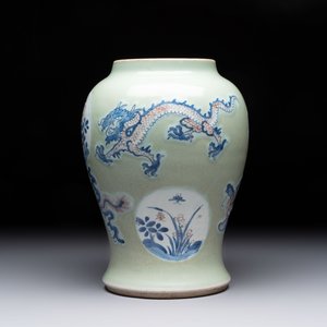 A Chinese blue, white and copper-red celadon-ground 'dragon and phoenix' vase, Kangxi — foto 3