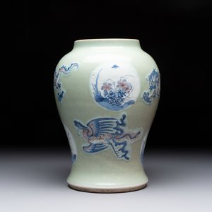 A Chinese blue, white and copper-red celadon-ground 'dragon and phoenix' vase, Kangxi — foto 4