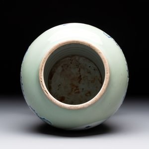 A Chinese blue, white and copper-red celadon-ground 'dragon and phoenix' vase, Kangxi — foto 5