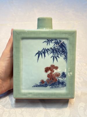 A Chinese blue, white and copper-red celadon-ground tea caddy with floral and bamboo design, Qianlong mark and of the period — photo 3