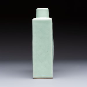 A Chinese blue, white and copper-red celadon-ground tea caddy with floral and bamboo design, Qianlong mark and of the period — photo 3
