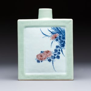 A Chinese blue, white and copper-red celadon-ground tea caddy with floral and bamboo design, Qianlong mark and of the period — photo 4