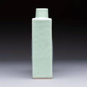 A Chinese blue, white and copper-red celadon-ground tea caddy with floral and bamboo design, Qianlong mark and of the period — photo 5