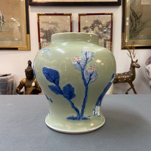A Chinese blue, white and copper-red celadon-ground vase, Kangxi — 照片 8