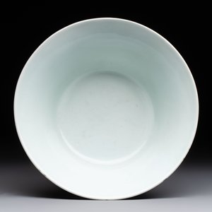 A Chinese blue, white and copper-red conical bowl, Qianlong mark and of the period — photo 6