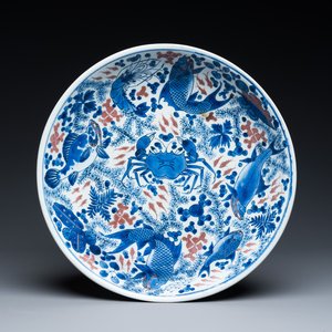 A Chinese blue, white and copper red 'crab and fish' dish, Kangxi — 照片 1