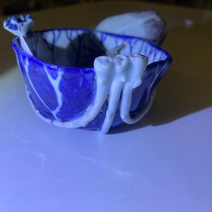 A Chinese blue, white and copper-red 'crab in lotus' water dropper, Kangxi — 照片 17