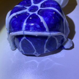 A Chinese blue, white and copper-red 'crab in lotus' water dropper, Kangxi — 照片 18