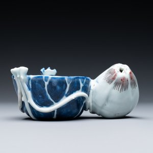 A Chinese blue, white and copper-red 'crab in lotus' water dropper, Kangxi — 照片 3