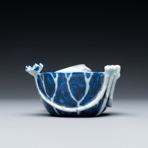 A Chinese blue, white and copper-red 'crab in lotus' water dropper, Kangxi — 照片 4