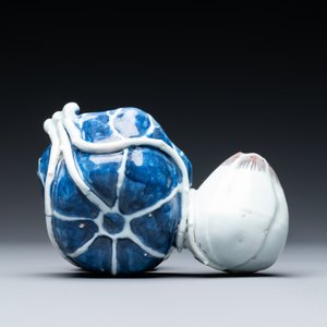 A Chinese blue, white and copper-red 'crab in lotus' water dropper, Kangxi — 照片 7