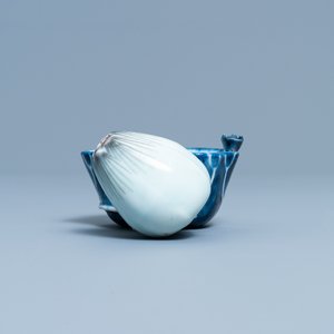 A Chinese blue, white and copper red 'crab in lotus' water dropper, Kangxi — 照片 3