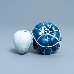 A Chinese blue, white and copper red 'crab in lotus' water dropper, Kangxi — 照片 7