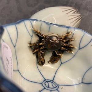 A Chinese blue, white and copper red 'crab in lotus' water dropper, Kangxi — 照片 8