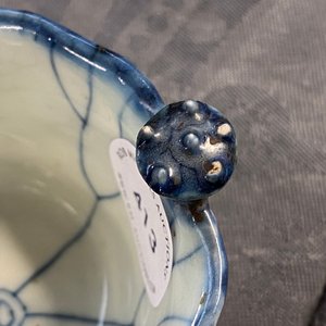 A Chinese blue, white and copper red 'crab in lotus' water dropper, Kangxi — 照片 9