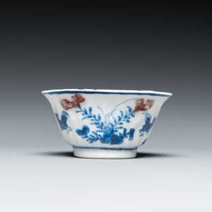 A Chinese blue, white and copper-red cup and saucer, Kangxi — photo 5