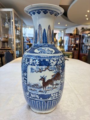 A Chinese blue, white and copper-red 'Deer' vase, 19th C. — foto 1