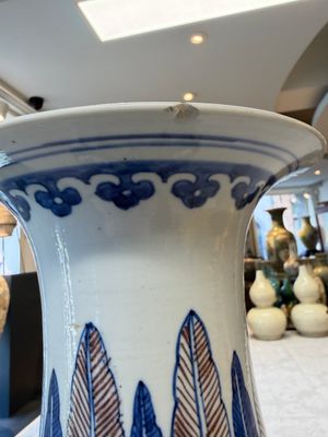 A Chinese blue, white and copper-red 'Deer' vase, 19th C. — foto 15