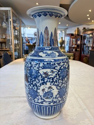 A Chinese blue, white and copper-red 'Deer' vase, 19th C. — foto 2