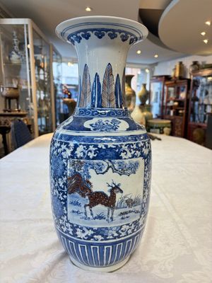 A Chinese blue, white and copper-red 'Deer' vase, 19th C. — foto 3