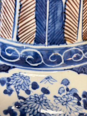 A Chinese blue, white and copper-red 'Deer' vase, 19th C. — foto 7