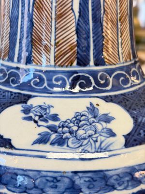 A Chinese blue, white and copper-red 'Deer' vase, 19th C. — foto 9