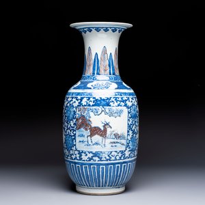 A Chinese blue, white and copper-red 'Deer' vase, 19th C. — foto 1